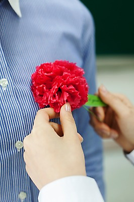 포토 JPG 여자 학교 청소년 실내 동양인 근접촬영 성인 두명 아웃포커스 교사 한국인 스승의날 카네이션 스승 제자 여자만 국내포토 직업 교육 기념일 꽃 뷰포인트 촬영기법 사람 인종 내부 파일형식