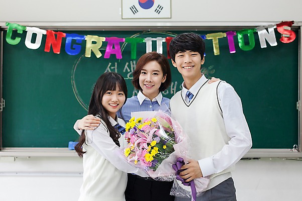 포토 JPG 학생 여자 남자 교복 꽃다발 학교 청소년 고등학생 어깨동무 실내 서기 웃음 들기 동양인 이벤트 상반신 성인 앞모습 아웃포커스 10대 세명 30대 교사 한국인 스승의날 스승 제자 국내포토 직업 옷 교육 기념일 꽃 뷰포인트 포즈 모션 촬영기법 표정 사람 인종 내부 장년 파일형식