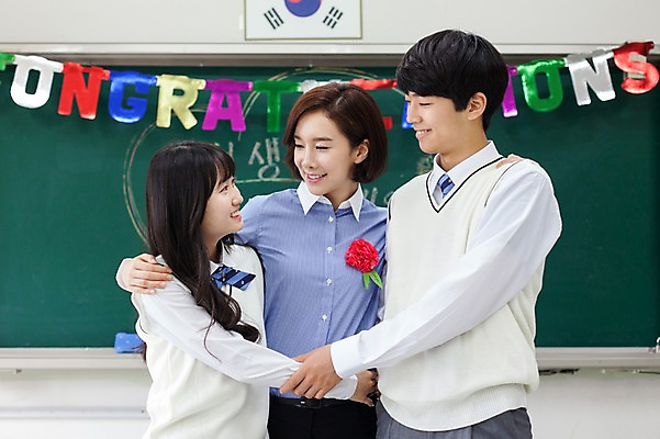 포토 JPG 학생 여자 남자 교복 학교 청소년 고등학생 어깨동무 실내 서기 웃음 동양인 이벤트 상반신 성인 앞모습 아웃포커스 10대 세명 30대 한국인 스승의날 카네이션 스승 제자 국내포토 옷 교육 기념일 꽃 뷰포인트 포즈 모션 촬영기법 표정 사람 인종 내부 장년 파일형식