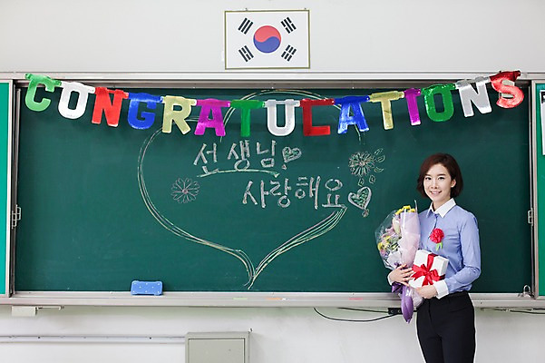 포토 JPG 문자 여자 꽃다발 교실 학교 실내 선물 한명 서기 웃음 들기 사람 동양인 상반신 성인 앞모습 30대 선물상자 교사 칠판 한국인 하트 스승의날 여자만 여자한명만 성인여자만 성인한명만 성인여자한명만 장년만 장년여자만 장년여자한명만 성인만 국내포토 모양 직업 1 교육 기념일 꽃 뷰포인트 모션 표정 인종 내부 장년 상자 파일형식