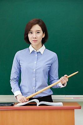 포토 JPG 여자 교실 학교 수업 실내 한명 서기 들기 사람 동양인 상반신 성인 앞모습 책 30대 교사 칠판 한국인 분노 교탁 출석부 회초리 여자만 여자한명만 성인여자만 성인한명만 성인여자한명만 장년만 장년여자만 장년여자한명만 성인만 국내포토 직업 1 교육 감정 뷰포인트 모션 인종 내부 장년 매_체벌 파일형식 출석