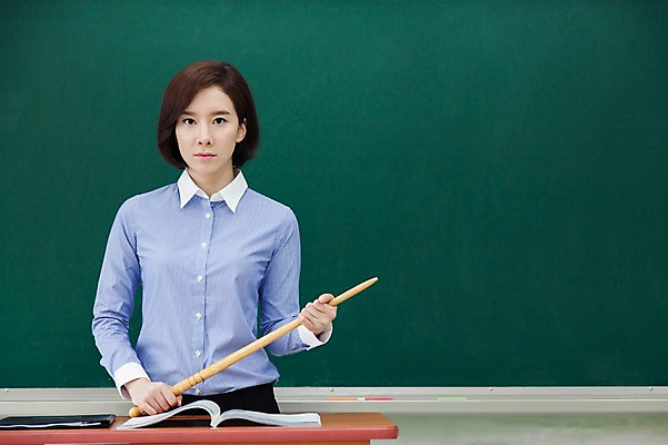 포토 JPG 여자 교실 학교 수업 실내 한명 서기 들기 사람 동양인 상반신 성인 앞모습 책 30대 교사 칠판 한국인 분노 교탁 출석부 회초리 여자만 여자한명만 성인여자만 성인한명만 성인여자한명만 장년만 장년여자만 장년여자한명만 성인만 국내포토 직업 1 교육 감정 뷰포인트 모션 인종 내부 장년 매_체벌 파일형식 출석