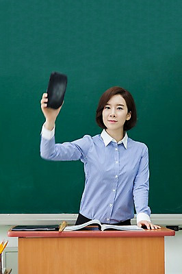 포토 JPG 여자 교실 학교 수업 실내 한명 서기 웃음 들기 사람 동양인 상반신 성인 앞모습 아웃포커스 30대 교사 칠판 한국인 교탁 칠판지우개 출석부 회초리 여자만 여자한명만 성인여자만 성인한명만 성인여자한명만 장년만 장년여자만 장년여자한명만 성인만 국내포토 직업 1 교육 뷰포인트 모션 촬영기법 표정 인종 내부 장년 매_체벌 파일형식 출석