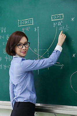 포토 JPG 여자 안경 교실 학교 수업 실내 한명 서기 웃음 들기 사람 동양인 상반신 성인 뒷모습 30대 교사 칠판 한국인 수학 뒤돌아보기 분필 여자만 여자한명만 성인여자만 성인한명만 성인여자한명만 장년만 장년여자만 장년여자한명만 성인만 안경낌 국내포토 직업 1 잡화 교육 뷰포인트 교과목 모션 표정 인종 내부 장년 초크 파일형식