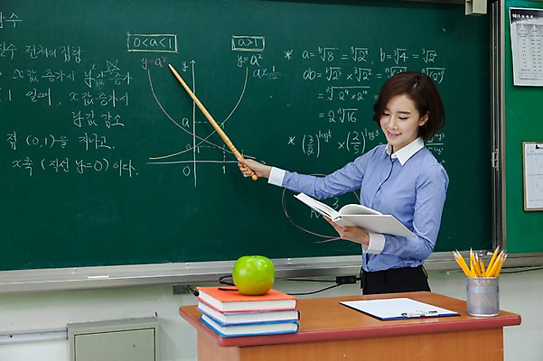 포토 JPG 여자 교실 학교 수업 실내 한명 서기 웃음 들기 사람 동양인 상반신 성인 옆모습 책 30대 연필 교사 칠판 한국인 가리킴 사과 교탁 회초리 여자만 여자한명만 성인여자만 성인한명만 성인여자한명만 장년만 장년여자만 장년여자한명만 성인만 국내포토 직업 1 교육 뷰포인트 과일 모션 학용품 표정 인종 손짓 내부 장년 필기구 매_체벌 파일형식