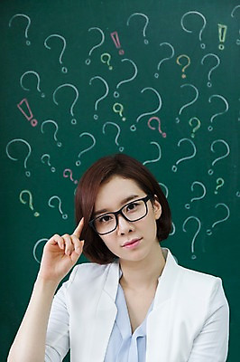 포토 JPG 기호 여자 생각 학교 모션 실내 한명 서기 사람 동양인 손짓 상반신 성인 앞모습 30대 교사 칠판 한국인 물음표 느낌표 여자만 여자한명만 성인여자만 성인한명만 성인여자한명만 장년만 장년여자만 장년여자한명만 성인만 안경낌 국내포토 직업 문자 1 교육 안경 뷰포인트 인종 내부 장년 파일형식