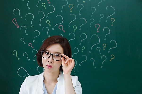 포토 JPG 기호 여자 학교 실내 한명 서기 사람 동양인 상반신 성인 앞모습 30대 교사 칠판 한국인 물음표 느낌표 여자만 여자한명만 성인여자만 성인한명만 성인여자한명만 장년만 장년여자만 장년여자한명만 성인만 안경낌 국내포토 직업 문자 1 교육 안경 뷰포인트 모션 인종 내부 장년 파일형식