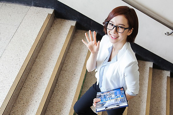 포토 JPG 주간 여자 학교 실내 한명 서기 웃음 들기 사람 동양인 손짓 상반신 성인 옆모습 아웃포커스 책 30대 하이앵글 계단 교사 한국인 인사 파일 오르기 출석부 여자만 여자한명만 성인여자만 성인한명만 성인여자한명만 장년만 장년여자만 장년여자한명만 성인만 안경낌 국내포토 자연요소 직업 1 교육 안경 뷰포인트 모션 촬영기법 표정 인종 내부 장년 예절 파일형식 출석