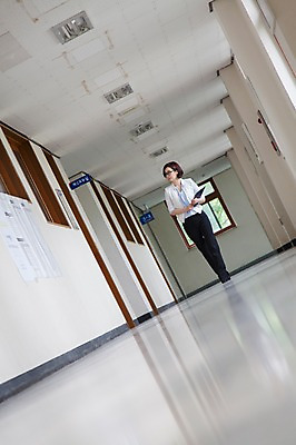 포토 JPG 주간 전신 여자 학교 실내 한명 들기 사람 동양인 성인 아웃포커스 30대 걷기 교사 한국인 복도 파일 출석부 여자만 여자한명만 성인여자만 성인한명만 성인여자한명만 장년만 장년여자만 장년여자한명만 성인만 안경낌 국내포토 자연요소 직업 1 교육 안경 모션 촬영기법 인종 내부 장년 파일형식 출석