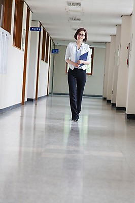 포토 JPG 주간 전신 여자 학교 실내 한명 웃음 들기 사람 동양인 성인 앞모습 아웃포커스 30대 걷기 교사 한국인 복도 파일 출석부 여자만 여자한명만 성인여자만 성인한명만 성인여자한명만 장년만 장년여자만 장년여자한명만 성인만 안경낌 국내포토 자연요소 직업 1 교육 안경 뷰포인트 모션 촬영기법 표정 인종 내부 장년 파일형식 출석