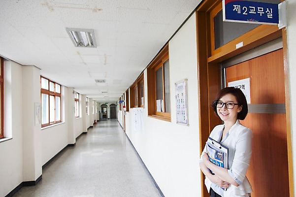 포토 JPG 주간 여자 학교 안기 실내 한명 서기 웃음 들기 사람 동양인 상반신 성인 옆모습 아웃포커스 책 30대 교사 한국인 복도 교무실 여자만 여자한명만 성인여자만 성인한명만 성인여자한명만 장년만 장년여자만 장년여자한명만 성인만 안경낌 국내포토 자연요소 직업 1 교육 안경 뷰포인트 모션 촬영기법 표정 인종 내부 장년 파일형식