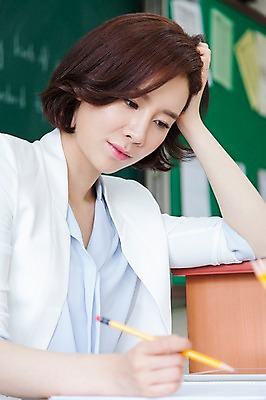 포토 JPG 여자 교실 학교 수업 실내 한명 사람 앉기 동양인 상반신 성인 옆모습 아웃포커스 30대 연필 교사 칠판 한국인 고민 여자만 여자한명만 성인여자만 성인한명만 성인여자한명만 장년만 장년여자만 장년여자한명만 성인만 국내포토 직업 1 교육 감정 뷰포인트 모션 학용품 촬영기법 인종 내부 장년 필기구 파일형식