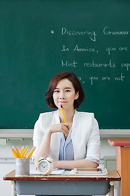 포토 JPG 문자 영어 여자 시계 교실 학교 수업 실내 한명 사람 앉기 동양인 상반신 성인 앞모습 30대 태블릿 연필 교사 칠판 한국인 책상 여자만 여자한명만 성인여자만 성인한명만 성인여자한명만 장년만 장년여자만 장년여자한명만 성인만 국내포토 직업 1 교육 뷰포인트 가구 모션 학용품 인종 내부 장년 전자제품 스마트기기 필기구 파일형식