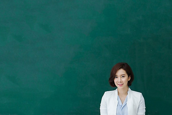 포토 JPG 여자 학교 프레임 실내 한명 서기 웃음 사람 동양인 상반신 성인 앞모습 30대 교사 칠판 한국인 알림 여자만 여자한명만 성인여자만 성인한명만 성인여자한명만 장년만 장년여자만 장년여자한명만 성인만 국내포토 직업 1 교육 뷰포인트 모션 표정 인종 내부 장년 파일형식