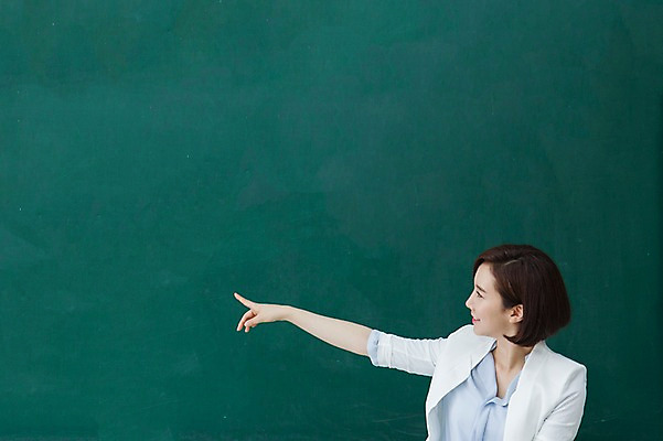 포토 JPG 여자 학교 프레임 실내 한명 서기 웃음 사람 동양인 손짓 상반신 성인 앞모습 30대 교사 칠판 한국인 가리킴 알림 여자만 여자한명만 성인여자만 성인한명만 성인여자한명만 장년만 장년여자만 장년여자한명만 성인만 국내포토 직업 1 교육 뷰포인트 모션 표정 인종 내부 장년 파일형식
