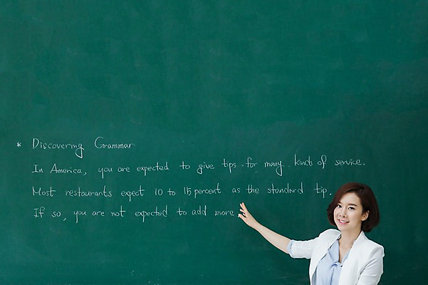 포토 JPG 문자 영어 여자 학교 수업 실내 한명 서기 웃음 사람 동양인 손짓 상반신 성인 앞모습 30대 교사 칠판 한국인 가리킴 여자만 여자한명만 성인여자만 성인한명만 성인여자한명만 장년만 장년여자만 장년여자한명만 성인만 국내포토 직업 1 교육 뷰포인트 모션 표정 인종 내부 장년 파일형식