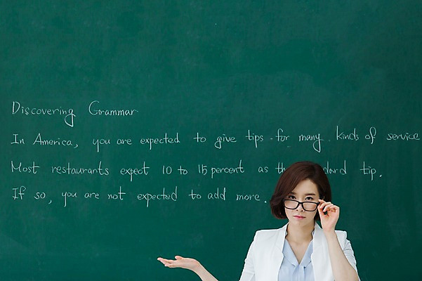 포토 JPG 문자 영어 여자 학교 수업 실내 한명 서기 사람 동양인 손짓 상반신 성인 앞모습 30대 교사 칠판 한국인 가리킴 여자만 여자한명만 성인여자만 성인한명만 성인여자한명만 장년만 장년여자만 장년여자한명만 성인만 안경낌 국내포토 직업 1 교육 안경 뷰포인트 모션 인종 내부 장년 파일형식