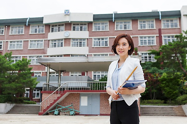 포토 JPG 주간 여자 학교 한명 서기 웃음 들기 사람 동양인 상반신 성인 야외 건물 앞모습 옆모습 아웃포커스 책 30대 교사 운동장 한국인 회초리 여자만 여자한명만 성인여자만 성인한명만 성인여자한명만 장년만 장년여자만 장년여자한명만 성인만 국내포토 자연요소 직업 1 건축물 교육 뷰포인트 스포츠시설 모션 촬영기법 표정 인종 장년 공간 매_체벌 파일형식