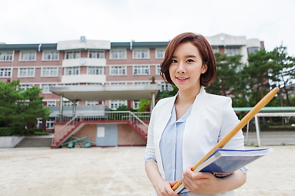 포토 JPG 주간 여자 학교 한명 서기 웃음 들기 사람 동양인 상반신 성인 야외 건물 앞모습 옆모습 아웃포커스 책 30대 교사 운동장 한국인 회초리 여자만 여자한명만 성인여자만 성인한명만 성인여자한명만 장년만 장년여자만 장년여자한명만 성인만 국내포토 자연요소 직업 1 건축물 교육 뷰포인트 스포츠시설 모션 촬영기법 표정 인종 장년 공간 매_체벌 파일형식