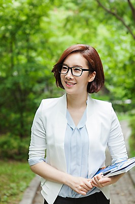 포토 JPG 주간 여자 학교 한명 서기 웃음 들기 사람 동양인 상반신 성인 야외 앞모습 아웃포커스 책 30대 교사 산책 한국인 교정 여자만 여자한명만 성인여자만 성인한명만 성인여자한명만 장년만 장년여자만 장년여자한명만 성인만 안경낌 국내포토 자연요소 직업 1 교육 안경 뷰포인트 모션 휴식 촬영기법 표정 인종 장년 파일형식