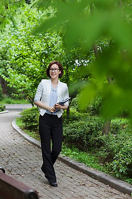 포토 JPG 주간 전신 여자 길 학교 한명 웃음 들기 사람 동양인 성인 야외 앞모습 아웃포커스 책 30대 걷기 교사 산책 한국인 교정 여자만 여자한명만 성인여자만 성인한명만 성인여자한명만 장년만 장년여자만 장년여자한명만 성인만 안경낌 국내포토 자연요소 직업 1 교육 안경 뷰포인트 모션 휴식 촬영기법 표정 인종 장년 파일형식