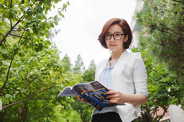포토 JPG 주간 여자 교육 학교 하늘 한명 서기 웃음 들기 사람 동양인 상반신 성인 야외 앞모습 옆모습 아웃포커스 책 30대 교사 한국인 교정 여자만 여자한명만 성인여자만 성인한명만 성인여자한명만 장년만 장년여자만 장년여자한명만 성인만 안경낌 국내포토 자연요소 직업 1 안경 뷰포인트 모션 촬영기법 표정 인종 장년 파일형식