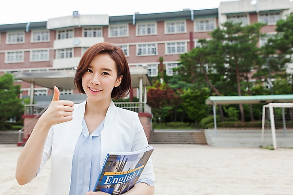 포토 JPG 주간 여자 학교 한명 서기 웃음 들기 사람 동양인 손짓 상반신 성인 야외 건물 앞모습 아웃포커스 책 30대 교사 운동장 한국인 굿 여자만 여자한명만 성인여자만 성인한명만 성인여자한명만 장년만 장년여자만 장년여자한명만 성인만 국내포토 자연요소 직업 1 건축물 교육 뷰포인트 스포츠시설 모션 촬영기법 표정 인종 장년 공간 파일형식