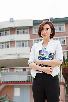 포토 JPG 주간 여자 학교 한명 서기 웃음 들기 사람 동양인 상반신 성인 야외 건물 앞모습 아웃포커스 책 30대 교사 한국인 여자만 여자한명만 성인여자만 성인한명만 성인여자한명만 장년만 장년여자만 장년여자한명만 성인만 국내포토 자연요소 직업 1 건축물 교육 뷰포인트 모션 촬영기법 표정 인종 장년 파일형식