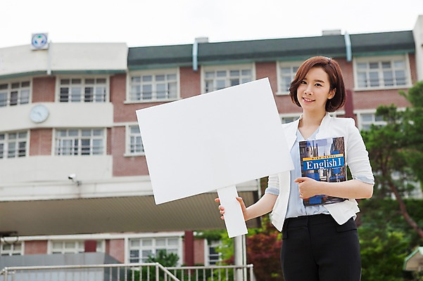 포토 JPG 주간 여자 학교 프레임 한명 서기 웃음 들기 사람 동양인 상반신 성인 야외 건물 앞모습 아웃포커스 책 30대 교사 한국인 알림 여자만 여자한명만 성인여자만 성인한명만 성인여자한명만 장년만 장년여자만 장년여자한명만 성인만 국내포토 자연요소 직업 1 건축물 교육 뷰포인트 모션 촬영기법 표정 인종 장년 파일형식