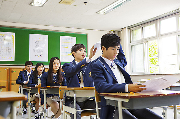 포토 JPG 주간 학생 여자 남자 교복 교실 학교 청소년 고등학생 실내 사람 앉기 동양인 여러명 10대 연필 시험 한국인 책상 시험지 십대만 국내포토 자연요소 옷 교육 가구 다수 모션 학용품 인종 내부 필기구 파일형식