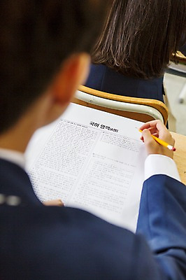 포토 JPG 학생 여자 남자 교복 교실 학교 청소년 고등학생 실내 동양인 두명 아웃포커스 10대 연필 시험 한국인 책상 시험지 십대만 국내포토 옷 교육 가구 학용품 촬영기법 사람 인종 내부 필기구 파일형식