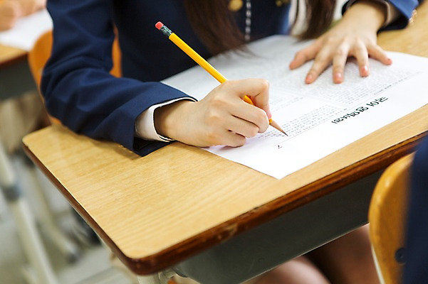 포토 JPG 학생 여자 교복 교실 학교 청소년 고등학생 실내 한명 사람 동양인 아웃포커스 10대 연필 시험 한국인 책상 시험지 여자만 여자한명만 십대만 십대여자만 십대여자한명만 국내포토 1 옷 교육 가구 학용품 촬영기법 인종 내부 필기구 파일형식