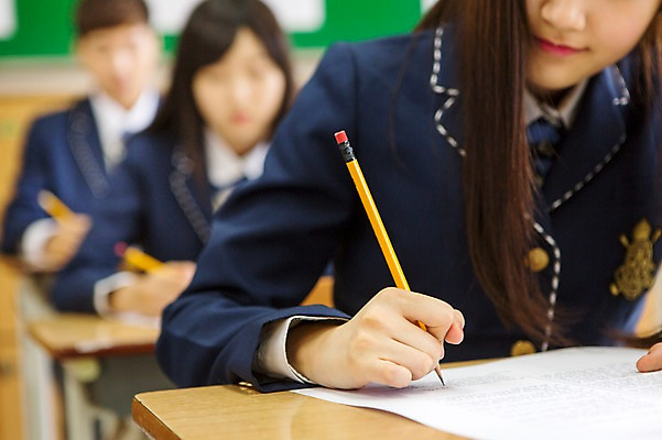 포토 JPG 학생 여자 남자 교복 교실 학교 청소년 고등학생 실내 동양인 아웃포커스 10대 세명 연필 시험 한국인 책상 시험지 십대만 국내포토 옷 교육 가구 학용품 촬영기법 사람 인종 내부 필기구 파일형식