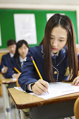 포토 JPG 학생 응시 여자 남자 교복 교실 학교 청소년 고등학생 실내 사람 앉기 동양인 상반신 앞모습 아웃포커스 10대 세명 연필 시험 한국인 기록 책상 시험지 십대만 국내포토 시선 옷 교육 뷰포인트 가구 모션 학용품 촬영기법 인종 내부 필기구 파일형식