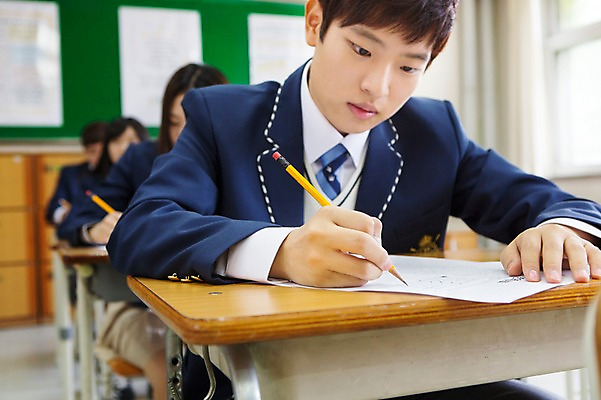 포토 JPG 학생 응시 여자 남자 교복 교실 학교 청소년 고등학생 실내 사람 앉기 동양인 여러명 상반신 앞모습 아웃포커스 10대 연필 시험 한국인 책상 시험지 십대만 국내포토 시선 옷 교육 뷰포인트 가구 다수 모션 학용품 촬영기법 인종 내부 필기구 파일형식