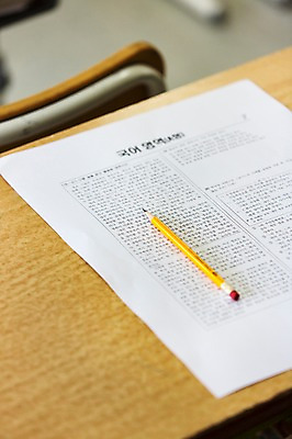 포토 JPG 학교 사람없음 아웃포커스 연필 시험 책상 시험지 국내포토 교육 가구 학용품 촬영기법 필기구 파일형식