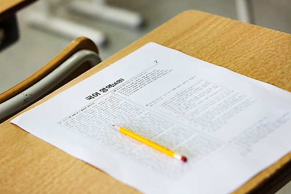 포토 JPG 학교 사람없음 아웃포커스 연필 시험 책상 시험지 국내포토 교육 가구 학용품 촬영기법 필기구 파일형식