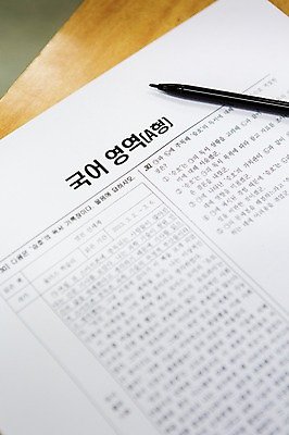 포토 JPG 학교 한글 사람없음 펜 시험 책상 시험지 컴퓨터용사인펜 국내포토 문자 교육 가구 필기구 사인펜 파일형식