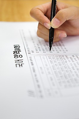 포토 JPG 손 학교 한명 사람 한글 아웃포커스 신체부위 펜 시험 책상 시험지 컴퓨터용사인펜 국내포토 문자 1 교육 가구 촬영기법 필기구 사인펜 파일형식