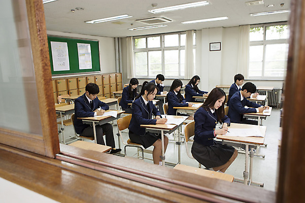 포토 JPG 주간 학생 여자 남자 교복 교실 학교 청소년 고등학생 실내 사람 동양인 여러명 10대 펜 시험 한국인 책상 시험지 십대만 국내포토 자연요소 옷 교육 가구 다수 인종 내부 필기구 파일형식