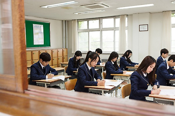 포토 JPG 주간 학생 여자 남자 교복 교실 학교 청소년 고등학생 실내 사람 동양인 여러명 10대 펜 시험 한국인 책상 시험지 십대만 국내포토 자연요소 옷 교육 가구 다수 인종 내부 필기구 파일형식