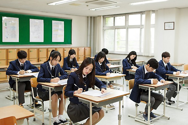 포토 JPG 주간 학생 여자 남자 교복 교실 학교 청소년 고등학생 실내 사람 동양인 여러명 10대 펜 시험 한국인 책상 시험지 십대만 국내포토 자연요소 옷 교육 가구 다수 인종 내부 필기구 파일형식