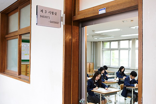 포토 JPG 주간 여자 남자 교복 교실 학교 청소년 실내 고등학교 사람 동양인 여러명 펜 시험 한국인 책상 시험지 시험장 십대만 국내포토 자연요소 옷 교육 가구 다수 인종 내부 필기구 파일형식