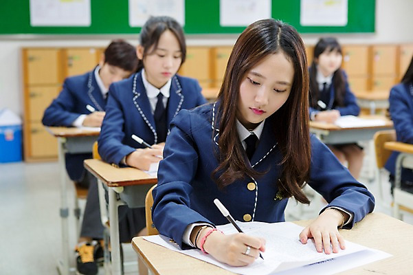 포토 JPG 학생 응시 여자 남자 교복 교실 학교 청소년 고등학생 실내 사람 앉기 동양인 여러명 상반신 앞모습 10대 펜 시험 한국인 책상 시험지 십대만 국내포토 시선 옷 교육 뷰포인트 가구 다수 모션 인종 내부 필기구 파일형식