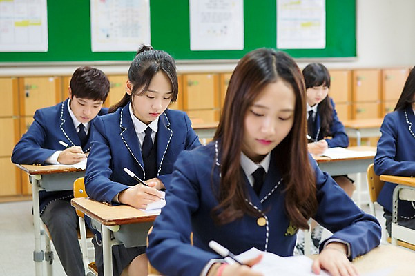 포토 JPG 학생 응시 여자 남자 교복 교실 학교 청소년 고등학생 실내 사람 앉기 동양인 여러명 상반신 10대 펜 시험 한국인 책상 시험지 십대만 국내포토 시선 옷 교육 가구 다수 모션 인종 내부 필기구 파일형식