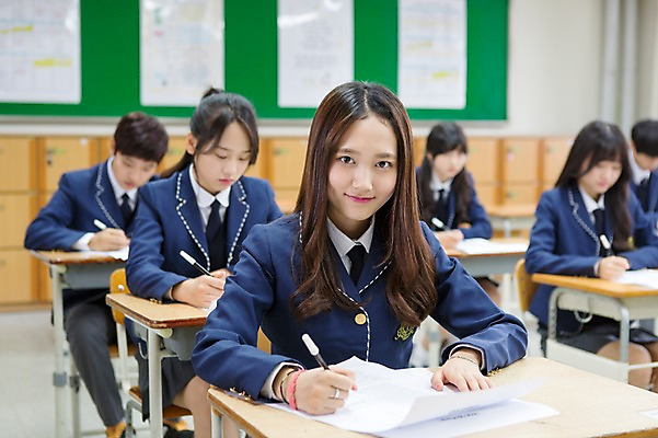 포토 JPG 학생 여자 남자 교복 교실 학교 청소년 고등학생 실내 웃음 사람 앉기 동양인 여러명 상반신 앞모습 아웃포커스 10대 펜 시험 한국인 책상 시험지 십대만 국내포토 옷 교육 뷰포인트 가구 다수 모션 촬영기법 표정 인종 내부 필기구 파일형식