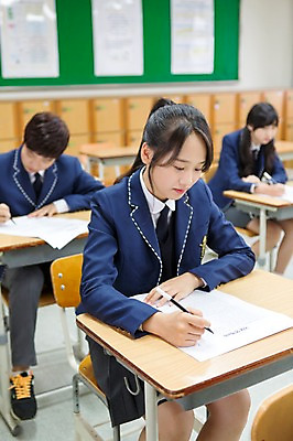포토 JPG 학생 응시 여자 남자 교복 교실 학교 청소년 고등학생 실내 사람 앉기 동양인 상반신 옆모습 아웃포커스 10대 세명 펜 시험 한국인 책상 시험지 십대만 국내포토 시선 옷 교육 뷰포인트 가구 모션 촬영기법 인종 내부 필기구 파일형식