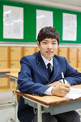 포토 JPG 학생 남자 교복 교실 학교 청소년 고등학생 실내 한명 웃음 사람 앉기 동양인 상반신 옆모습 아웃포커스 10대 펜 시험 한국인 책상 시험지 남자만 남자한명만 십대만 십대남자만 십대남자한명만 국내포토 1 옷 교육 뷰포인트 가구 모션 촬영기법 표정 인종 내부 필기구 파일형식