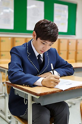 포토 JPG 학생 응시 남자 교복 교실 학교 청소년 고등학생 실내 한명 사람 앉기 동양인 상반신 옆모습 아웃포커스 10대 펜 시험 한국인 책상 시험지 남자만 남자한명만 십대만 십대남자만 십대남자한명만 국내포토 1 시선 옷 교육 뷰포인트 가구 모션 촬영기법 인종 내부 필기구 파일형식