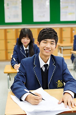 포토 JPG 학생 여자 남자 교복 교실 학교 청소년 고등학생 실내 웃음 사람 앉기 동양인 상반신 두명 앞모습 아웃포커스 10대 펜 시험 한국인 책상 시험지 십대만 국내포토 옷 교육 뷰포인트 가구 모션 촬영기법 표정 인종 내부 필기구 파일형식